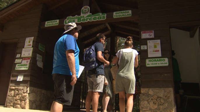 Visitantes acuden a las piscinas de Las Berceas