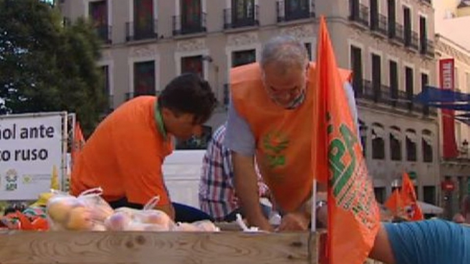 Los agricultores regalan 10.000 kilos de frutas y hortalizas contra el veto ruso