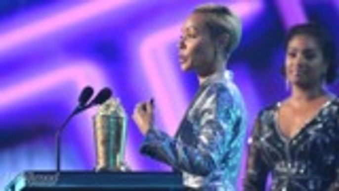 Jada Pinkett Smith Honored With Trailblazer Award at 2019 MTV Movie & TV Awards | THR News