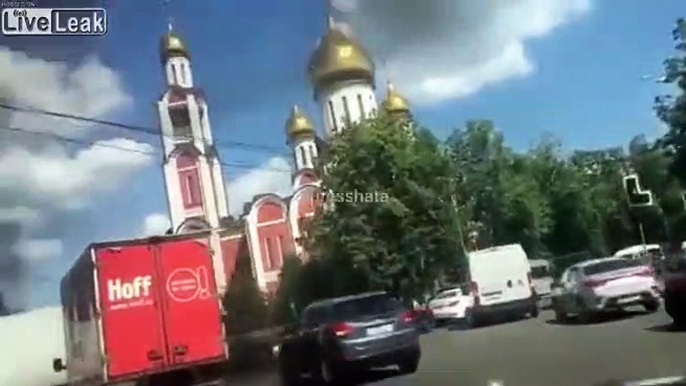 En feu, cette voiture explose d'un coup au milieu de la circulation en russie !