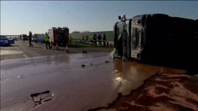 Miles de litros de chocolate quedan esparcidos por una autopista de Polonia