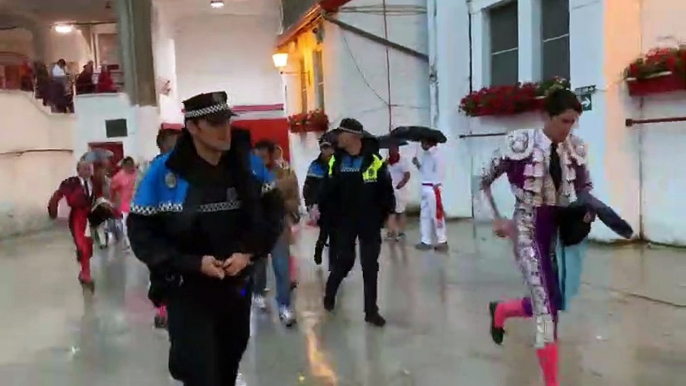 Salida de los toreros de la plaza de toros de Pamplona tras la suspensión de la corrida