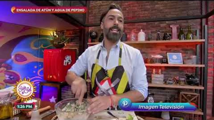 Cocina de solteros: Charlie prepara ensalada de atún y agua de pepino | Sale el Sol