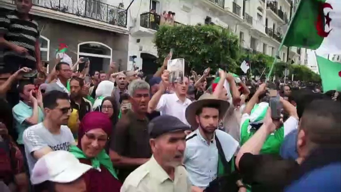 Une foule de manifestants à Alger malgré un important dispositif policier