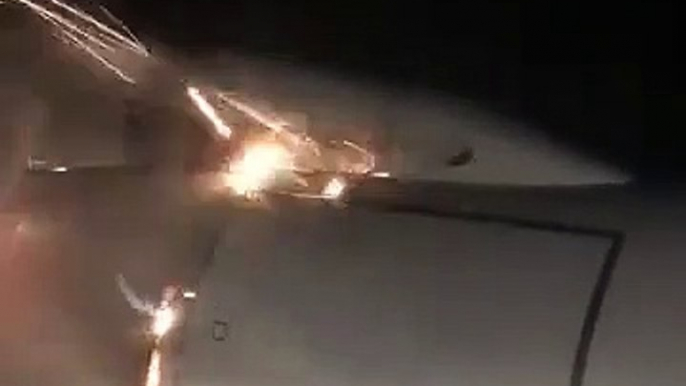 Ce passager filme le réacteur de son avion qui prend feu en plein vol !