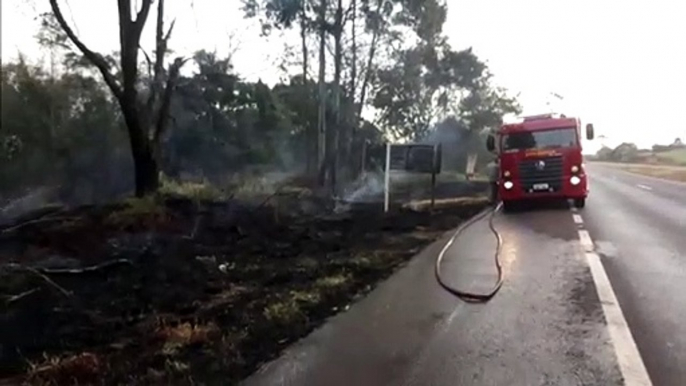 Corpo de Bombeiros combate incêndio às margens da BR-467