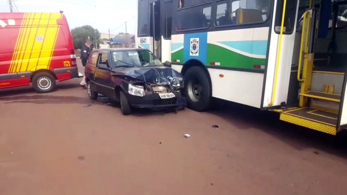 Carro e ônibus de transporte coletivo batem no Presidente