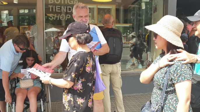 Asociaciones de vecinos reparten folletos a turistas para que no hablen sobre Barcelona