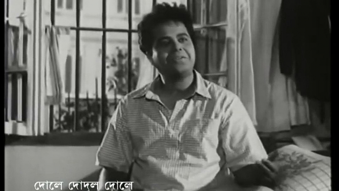 Dole Dodul Dole Jhulana -Deya Neya- Bengali Movie Song - Uttam Kumar