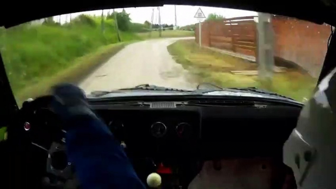 Ce pilote de rallye évite un chat de justesse en pleine route !