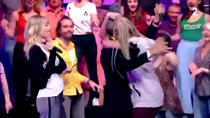 La femme de Nagui débarque par surprise sur le plateau de "N’oubliez pas les paroles " et le retrouve dans les bras d'une danseuse - VIDEO