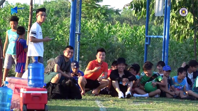 Các lứa trẻ SHB Đà Nẵng hớn hở, mừng ra mặt khi trực tiếp chứng kiến CLB Hà Nội tập luyện | HANOI FC