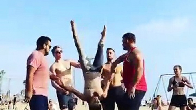 Des mouvements acrobatiques impressionnants exécutés par ce groupe d'amis