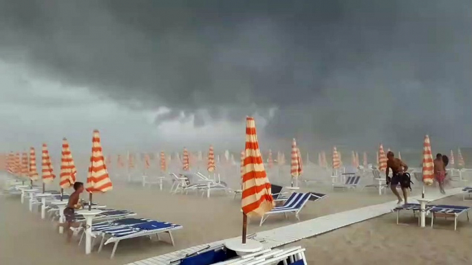 Impresionante tormenta en esta playa llena de turistas