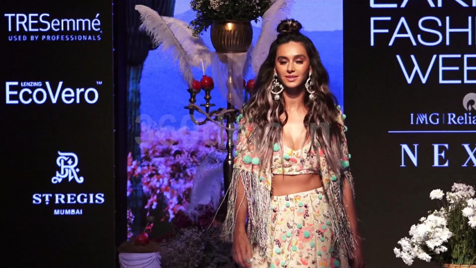 Shibani Dandekar with BF Farhan Akhtar Walks on Ramp for Payal Singhal at LFW 2019