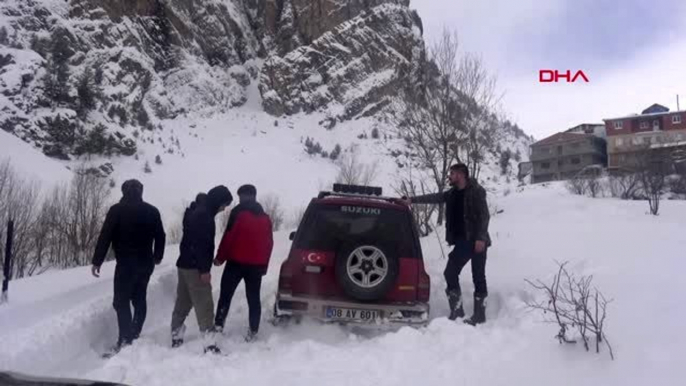 Yaylada cipleri kara saplanan off-road ekibi kurtarıldı