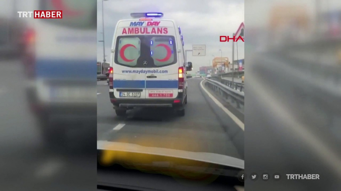 Ambulansa yol vermeyen sürücü makas atarken kazaya neden oldu