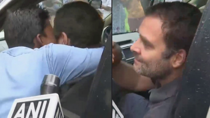 రాహుల్ గాంధీని ముద్దాడిన ఆయన అభిమాని| Rahul Gandhi Gets Kissed By Man In Kerala During Wayanad Visit