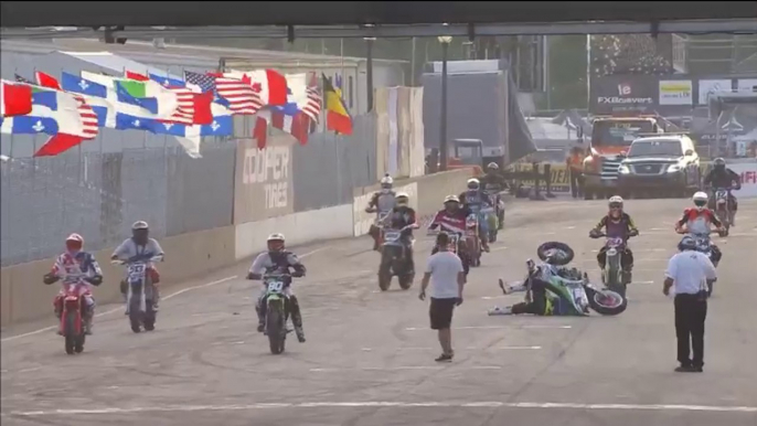 Des commentateurs québécois s'amusent de la chute d'un motard avant son départ !