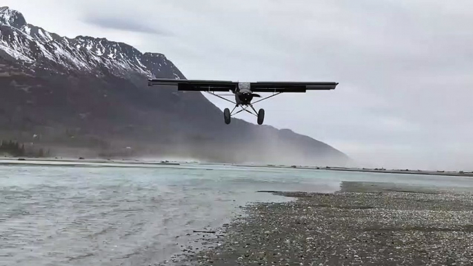 Cet avion fait du "sur-place"au moment d'atterrir face à des vents très forts en Alaska !