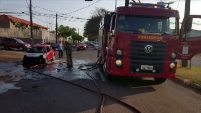 Ford Ka tem grandes danos após pegar fogo na Av. Rocha Pombo