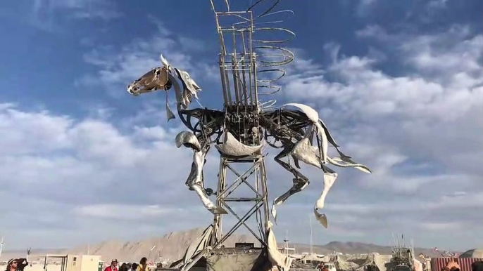 Cette sculpture de cheval en mouvement filmée au Burning man est magnifique