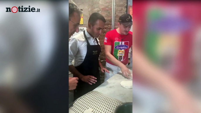 Luigi Di Maio e Sergio Costa pizzaioli a New York "Vediamo chi è più napoletano" | Notizie.it