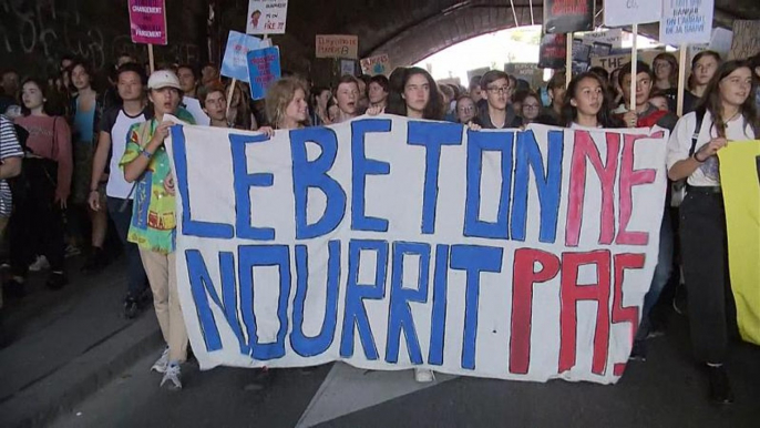 Thousands in Lausanne demand 'real' reaction from politicians on climate change