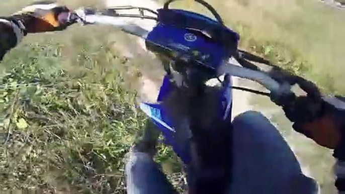 Ce motard n'a pas vu le canal et chute de plusieurs mètres avec sa motocross... Douloureux