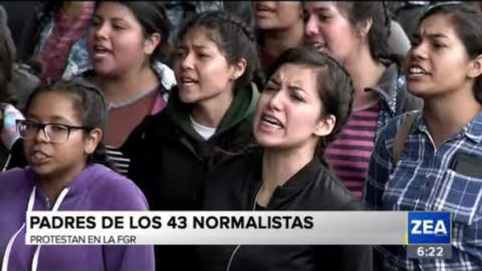 Padres de los 43 normalistas de Ayotzinapa protestan frente a la FGR | Noticias con Paco Zea