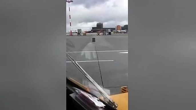 Un valise se fait la malle sur le terre-plein d'un aéroport !