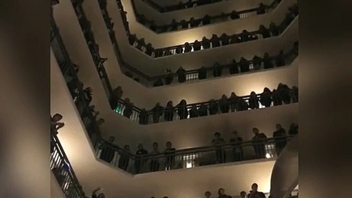 Le choeur "Colorado All State Choir" chante depuis les balcons !