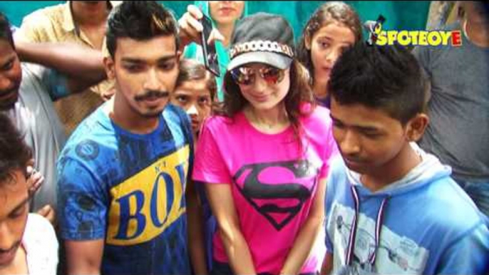 Ameesha Patel Distributes Food Packets to Poor People | SpotboyE