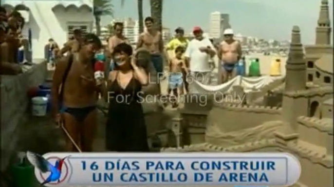 Cette journaliste détruit un chateau de sable géant en direct... Oups