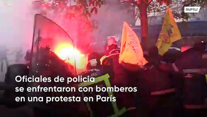 Policías contra bomberos en una batalla de protesta épica