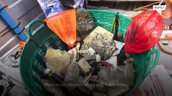 La moda sostenible es la pasión de los monjes: los monjes budistas en Tailinadia reciclan botellas de plástico en túnicas de azafrán.