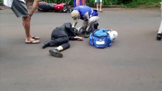 Motociclista tem lesões graves após se envolver em colisão com carro