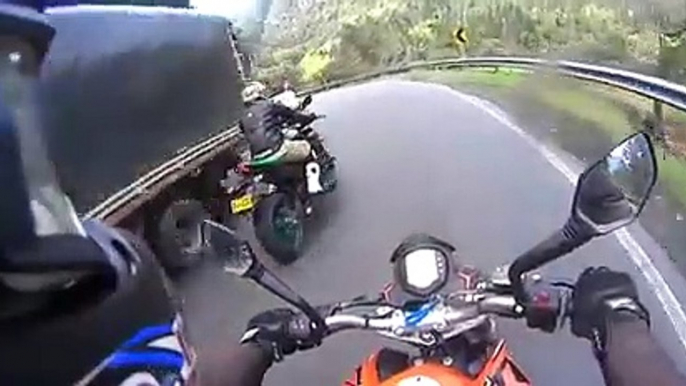 Regardez qui réussit à doubler ces 2 motards dans une descente... Dingue