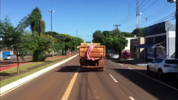 Internauta reclama de lixo caindo de caminhão na Avenida Barão do Rio Branco