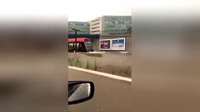 Ce tramway à Nice roule dans les inondations !