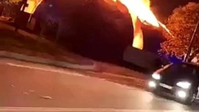 Les images de la nuit violence à Chanteloup-Les-Vignes : Policiers et pompiers attaqués, chapiteau incendié, équipements publics en feu....