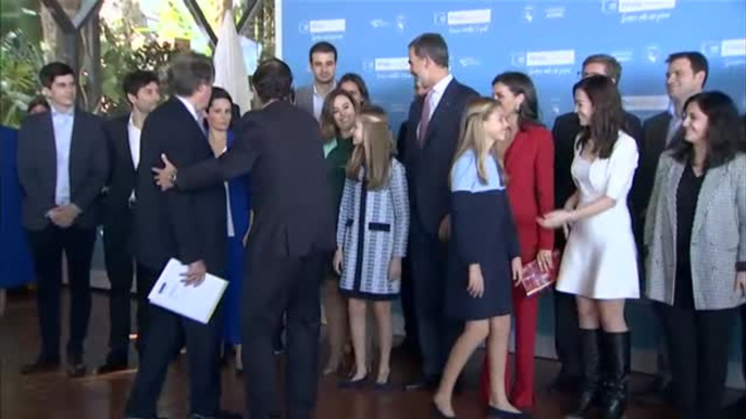 Los reyes, la princesa Leonor y la infanta Sofía posan con los premiados por la Fundación Princesa de Girona