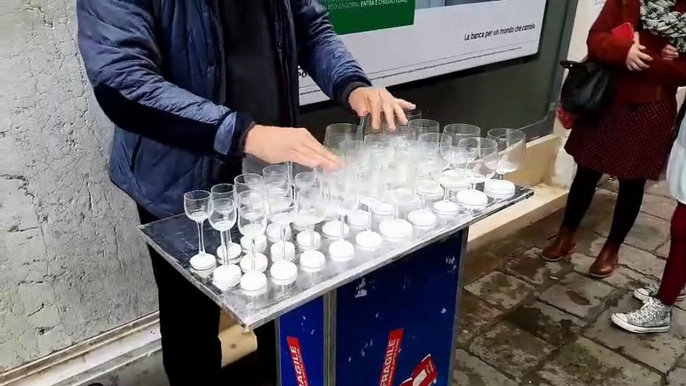 Il joue la musique d'Harry Potter sur des verres d'eau... Magique