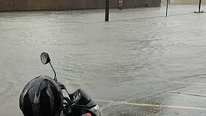 Motoristas enfrentam alagamento depois do Parque da Cidade na Rodovia Norte Sul