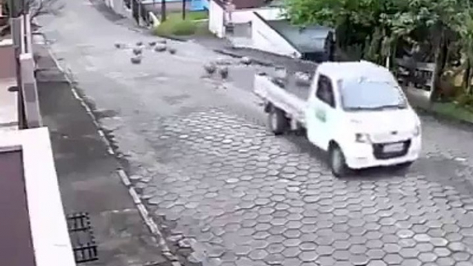 Ce camion perd tout son chargement de bière en montant une pente !