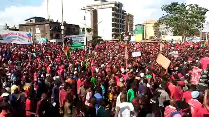 L'esplanade du stade du 28 septembre remplie des manifestants contre le 3e mandat
