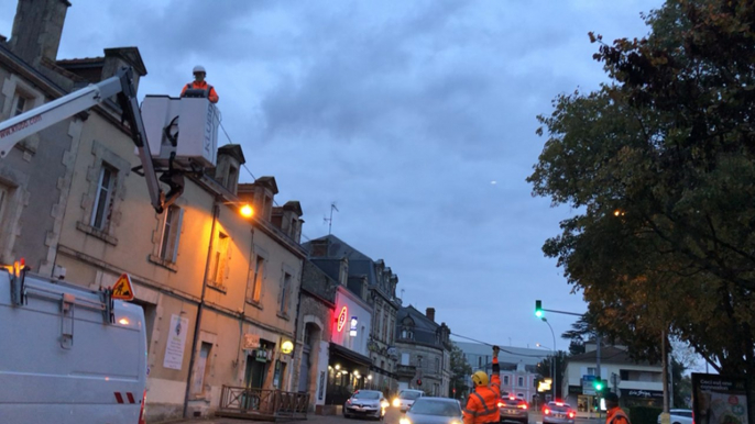 Pays de la Loire. Installation des illuminations à Fontenay-le-Comte