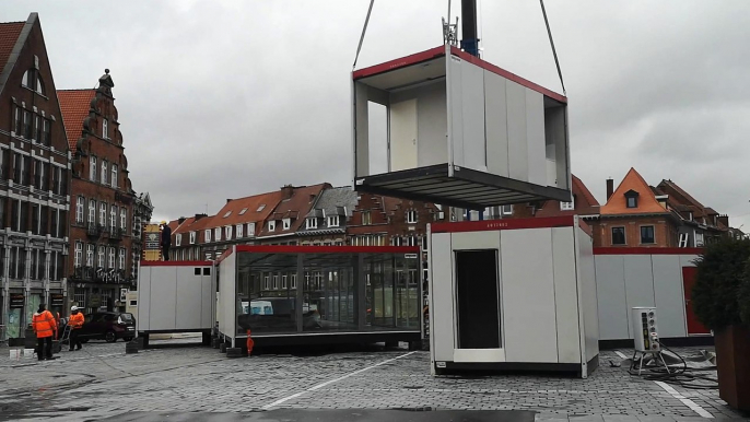 Montage du cube de l'opération Viva for Life sur la Grand-place de Tournai