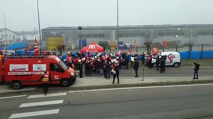 Grève du 5 décembre : lâcher de ballons au rond-point de Noidans-les-Vesoul (70)