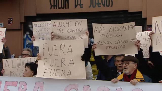 Vecinos de Aluche protestan por la reapertura de una casa de apuestas frente a un colegio